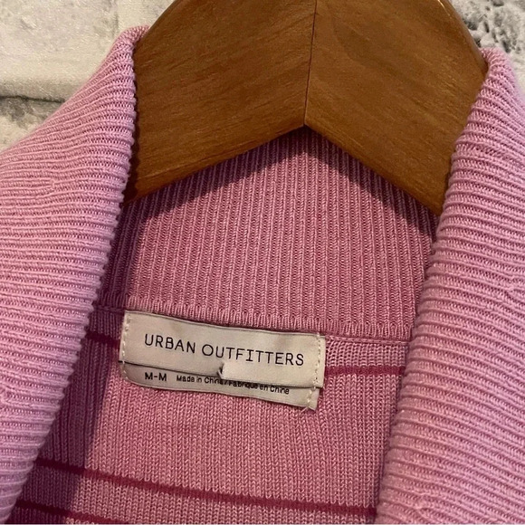Women’s Urban Outfitters pink textured turtleneck sweater Medium - Picture 3 of 5